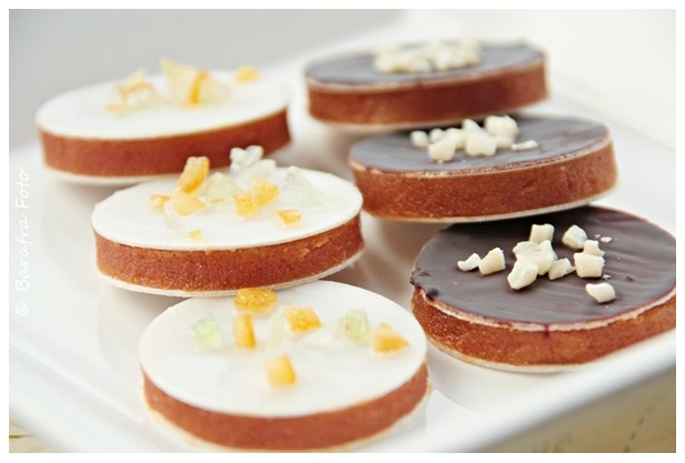 Marcipánové růžičkové placičky s oplatkami na vánoční talíř cukroví