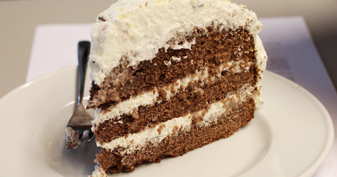 Schokokuss Eierlikör Torte se traduit en tchèque par :  
**Dort s čokoládovými pusinkami a vaječným likérem**.