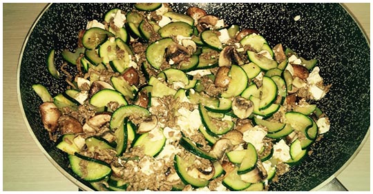 Cuketový pekáč s mletým masem a fetou