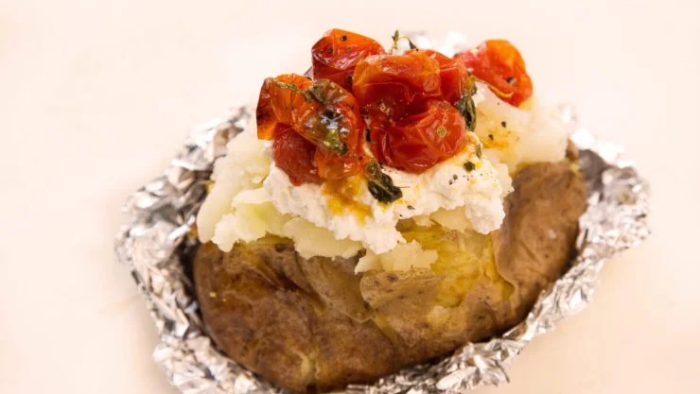 Lehký recept na plněné pečené brambory: velmi rychlý a chutný pokrm!