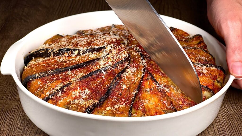 Jsem už měsíc na dietě, ale cítím se skvěle: Tento sytý lilek koláč je báječný | Pouze 290 kcal!