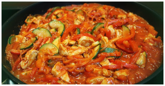 Cuketa s paprikou a kuřecím masem na pánvi