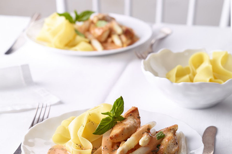 Chřest v růžové bazalkovo-sýrové omáčce s vepřovým, kuřecím nebo krůtím filetem