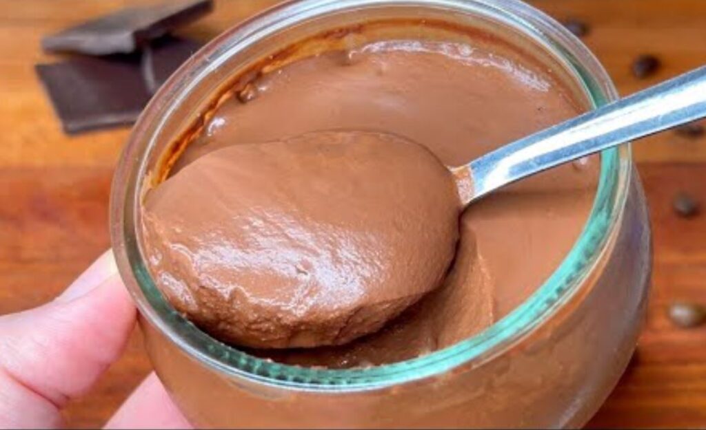 Tento dezert z kávy a čokolády mě okamžitě probudí a dodá mi bílkoviny, které ráno potřebuji!