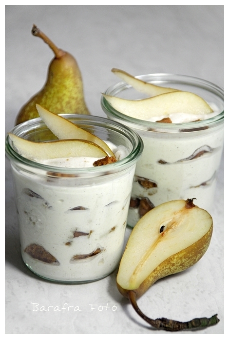 Hruškový mascarpone dezert s karamelovými sušenkami