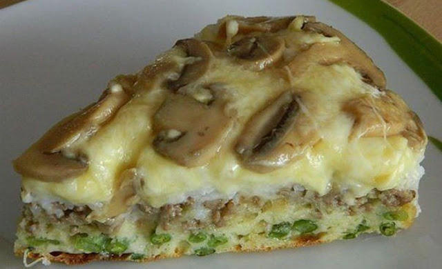Slaný koláč se žampiony, mletým masem a sýrem