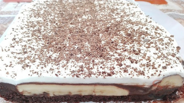 Jemný banánový dezert se čokoládovým krémem