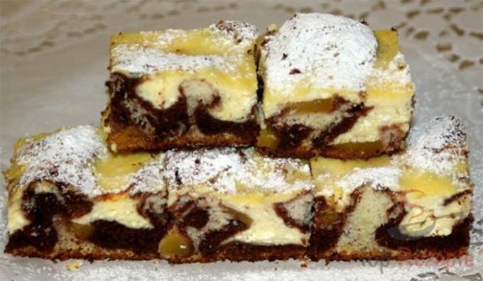 Mramorový tvarohový koláč s broskvemi