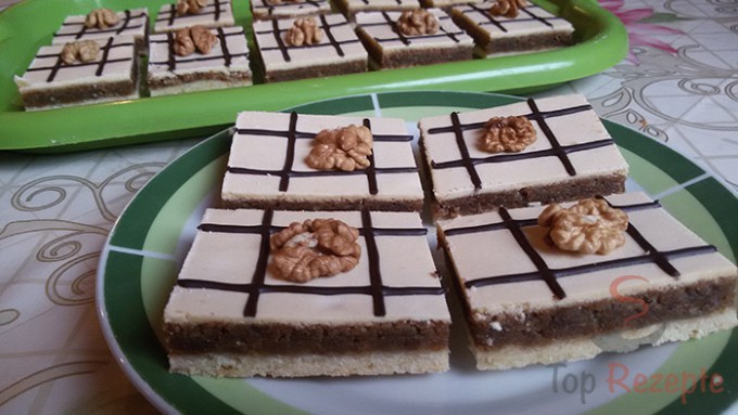 Křehký ořechový koláč s polevou z žloutků