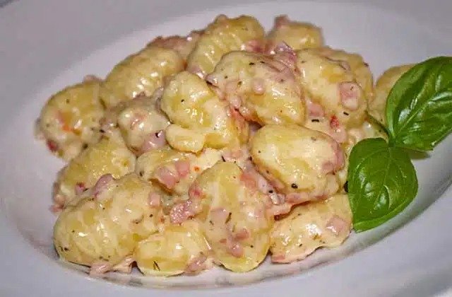 Těstoviny Gnocchi se sýrem, česnekem a šunkou – recept