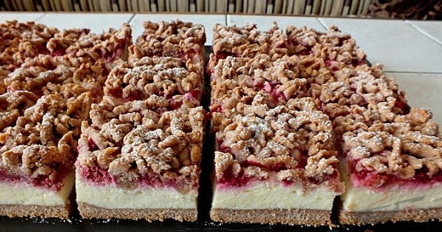 Tvarohový třívrstvý koláč s malinami