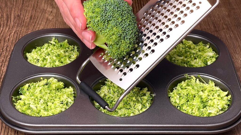 Strouhám brokolici a dělám skvělé vydatné muffiny na večeři, chutnají i dětem!