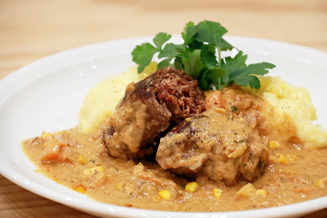 Hovězí roláda s Gorgonzolou a kukuřičnou omáčkou