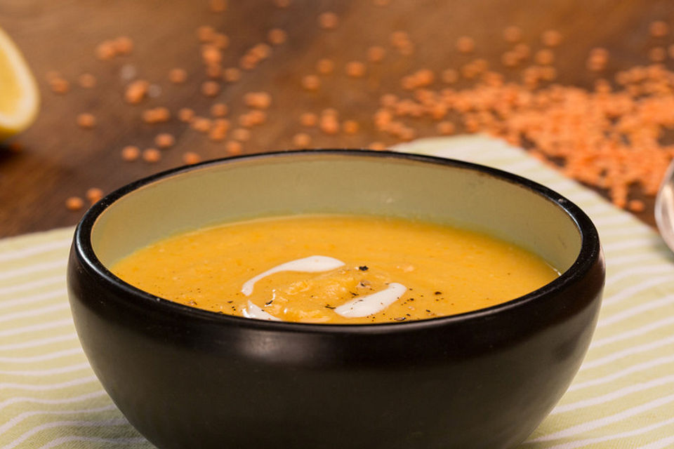 Červená čočková polévka