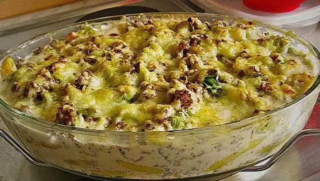 Zapečené špecle s pórkem a mletým masem (Jednoduchý recept)