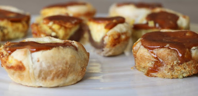 Skořicové dortíčky s vanilkovo-pomerančovým krémem a karamelem