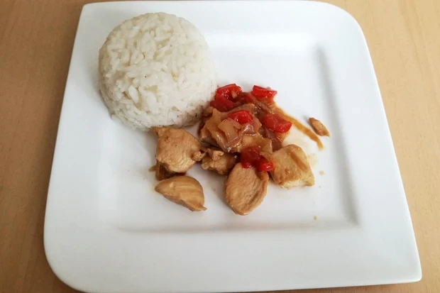 Délicieux poulet à la sauce soja avec riz se traduit en tchèque par :  

**Chutné kuře v sójové omáčce s rýží**