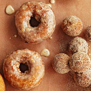 Karamelovo-jablečný tvarohový koláč