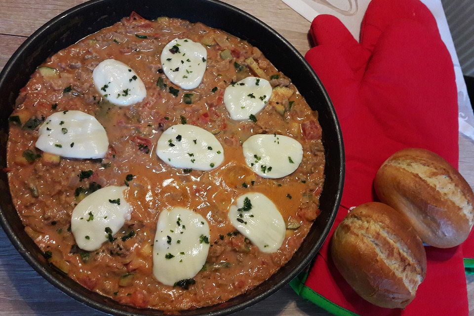 Mleté maso na pánvi s rajčaty a zeleninou