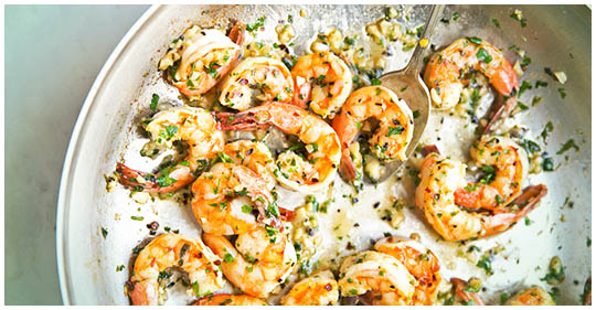 Rukolový salát s fenyklem a krevetami