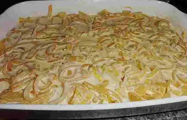 Smažený řízek s cibulí a smetanou