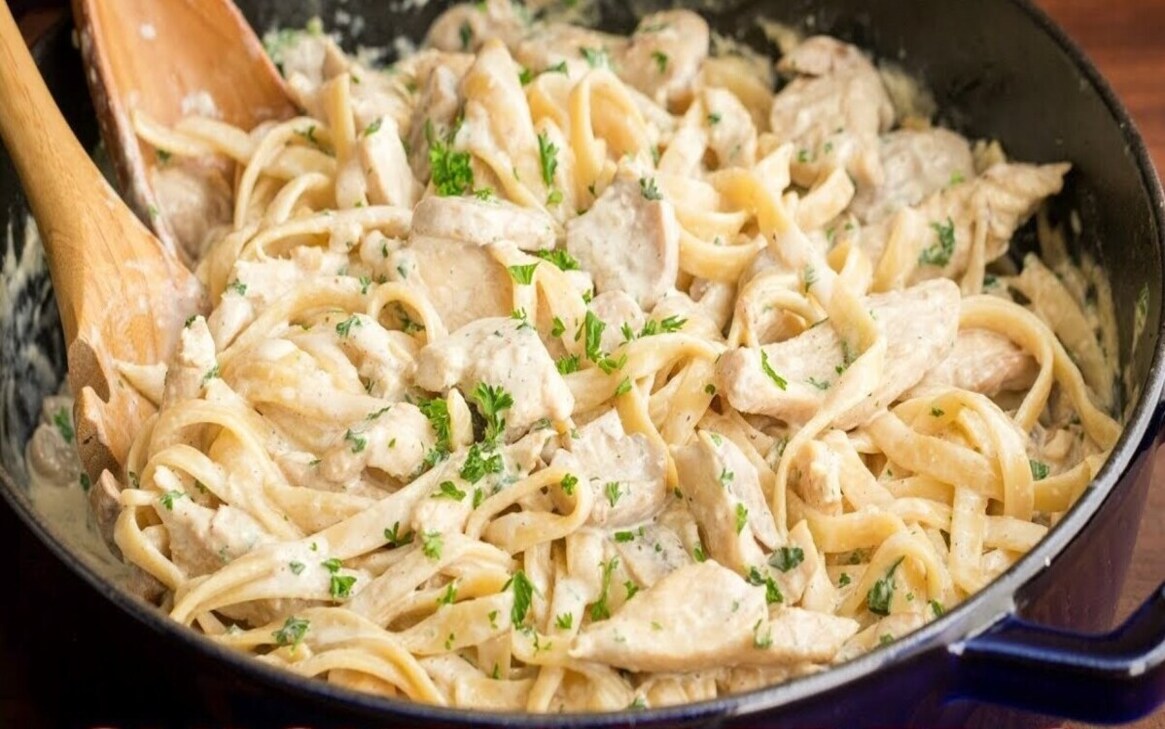Těstoviny a kuře v smetanové sýrové omáčce