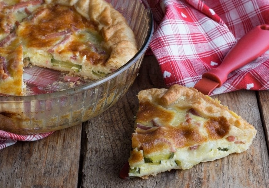 Quiche se slaninou, cuketou a mozzarellou