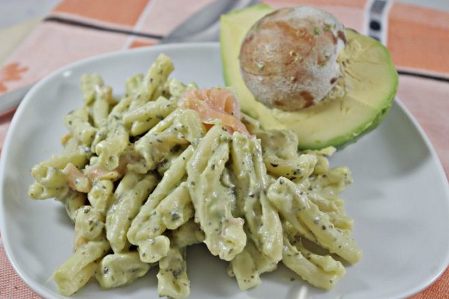 Podávejte si zelený talíř s těstovinami s avokádovým krémem a lososem!