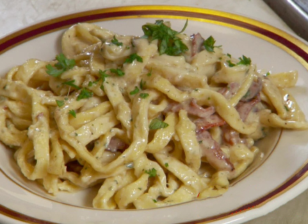 Rychlé těstoviny se slaninou a vejcem