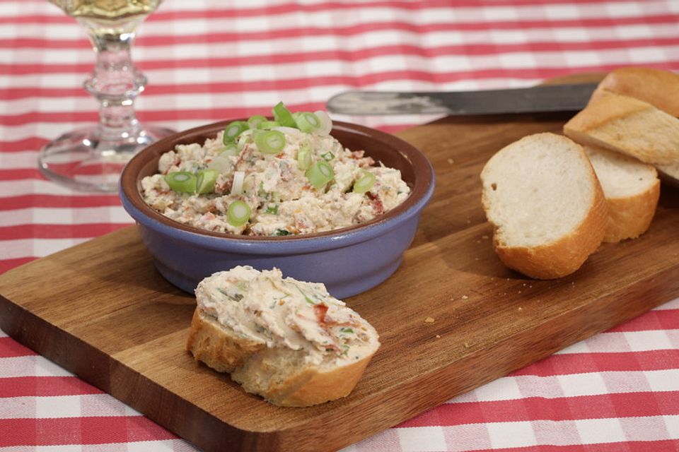 Sýrová pomazánka se sušenými rajčaty a bazalkou