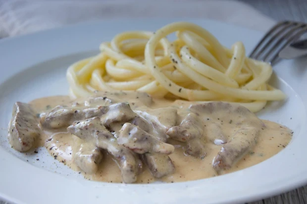 Hovězí na smetaně nakrájené na nudličky