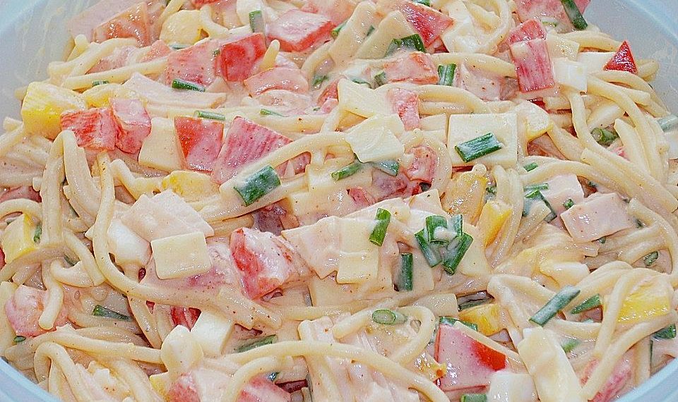 Těstovinový salát s krůtím prsním masem a sýrem