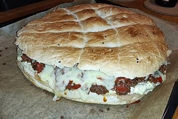 Chléb plackový s mletým masem z trouby