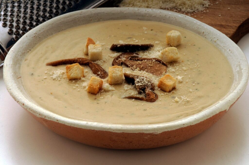 Tento krémový houbový krém s pravými hřiby zasytí a zároveň podpoří hlad, v zimě je ideální | Pouze 230 kcal!