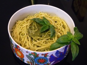 Těstoviny s pestem a mandlemi