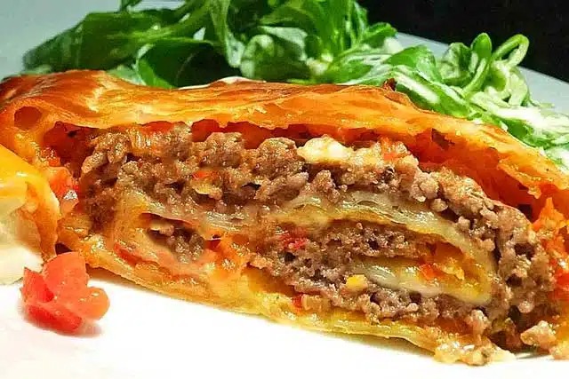 Recept na chutný závin s mletým masem, paprikou a sýrem