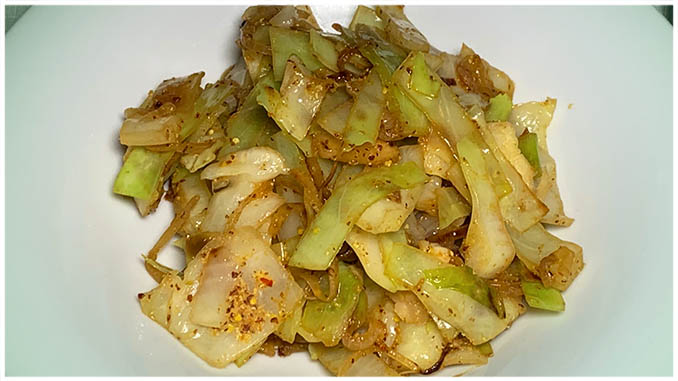 Jednoduché ostré bílé zelí