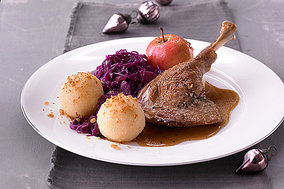 Křupavé husí stehýnka s pečenými jablky