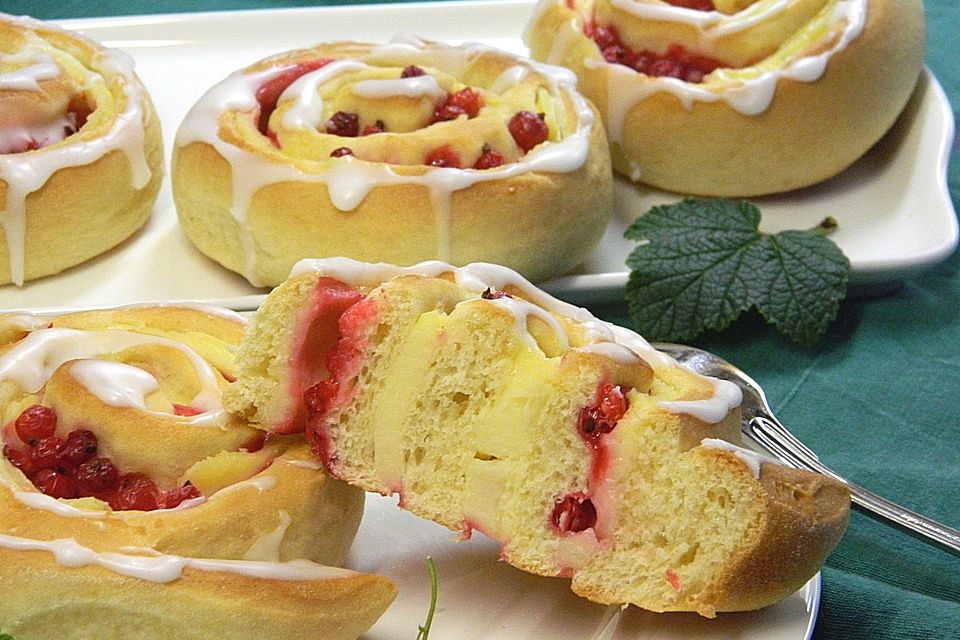 Záviny z černého rybízu s lahodnou pudinkovou náplní