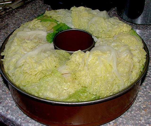 Wirsing Guglhupf se traduit de manière adaptée en tchèque par :  
**Kapustový bábovka**