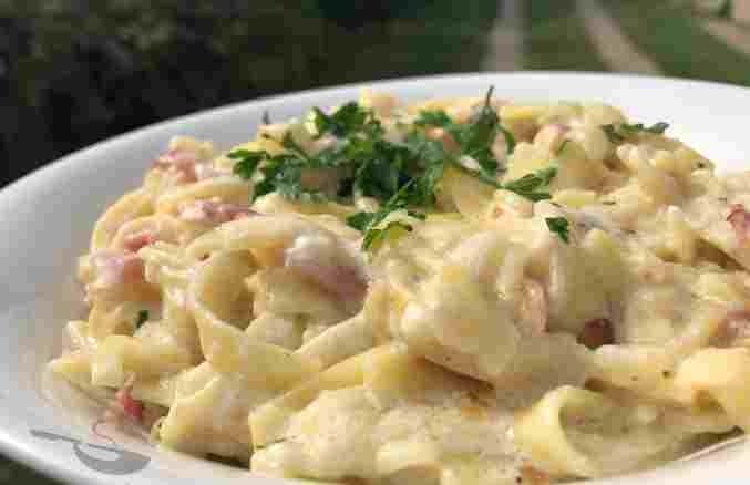 15minutové těstoviny se zakysanou smetanou a slaninou