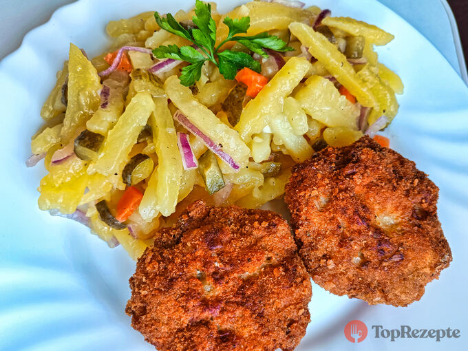 Pokud tento recept neznáte, rozhodně ho vyzkoušejte: nejlepší bramborový salát BEZ majonézy – bramborový salát s křupavými rybími karbanátky