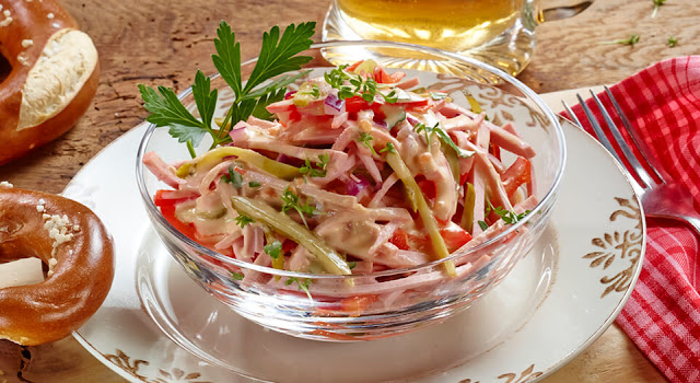 Kořeněný klobásový salát s paprikou