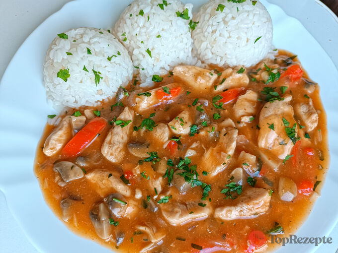 Pikantní kuřecí omáčka s rýží – chutný oběd s rychlou a jednoduchou přípravou