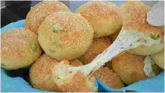 Česnekové housky plněné mozzarellou