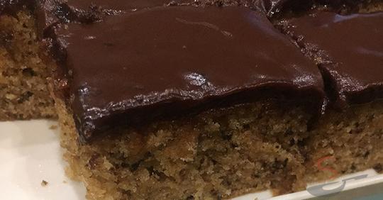 Rychlý ořechovo-jablečný koláč s čokoládovou polevou