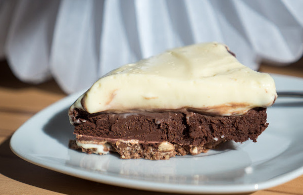 Čokoládovo-arašídový dort s vanilkovým krémem (nepečený)