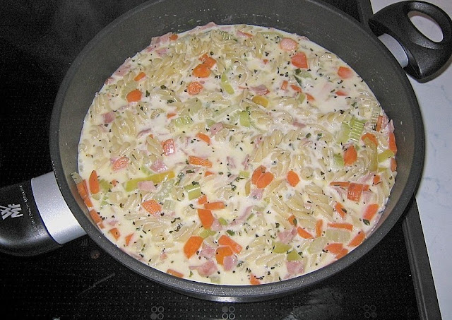 Těstoviny se zeleninou na pánvi