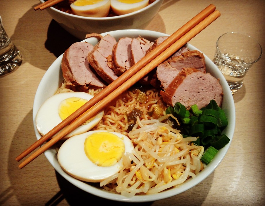 Japonská nudlová polévka s kuřecím vývarem a vepřovou panenkou – Ramen