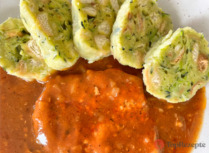 Vepřový guláš se sýrovými knedlíky ze cukety